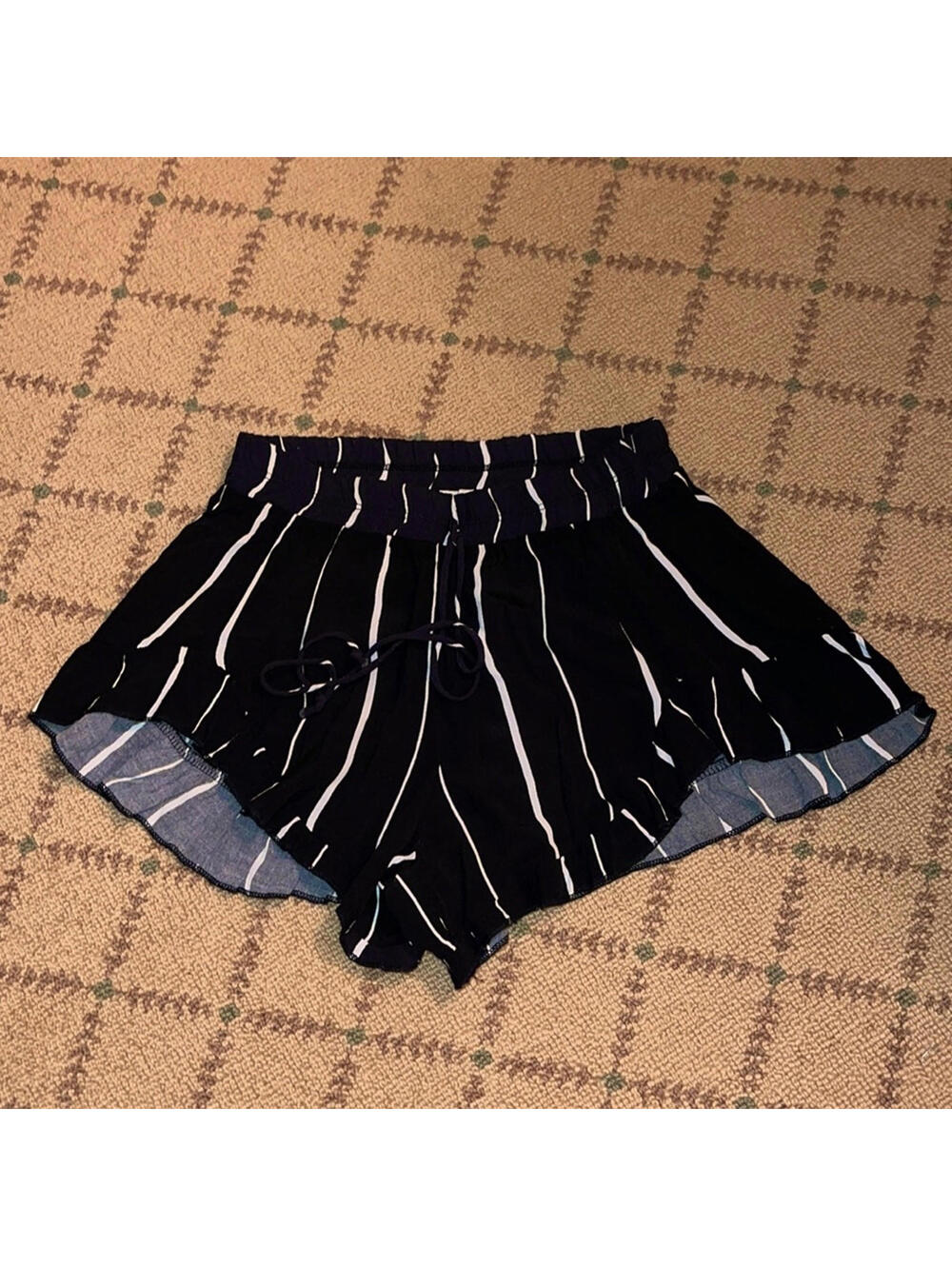 Honey Punch boho short w ruffle bottom M